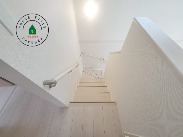 福岡市南区屋形原1丁目第1-2棟（1号棟）の内観：施工例|＜手すり付階段＞手すりがないと階段の昇り降りで危険なことはもちろん、壁に手をつきながら歩くことで壁紙が汚れやすくなります。すべての方に快適に昇り降りしていただくため、手すりを設置しました。