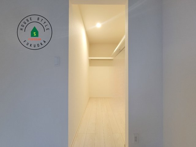 福岡市南区屋形原1丁目第1-2棟（1号棟）の内観：施工例|洋服や大きな荷物が多い方や人数の多いご家族などは、一般的なクローゼットよりもウォークインクローゼットのほうが使い勝手が良いです。