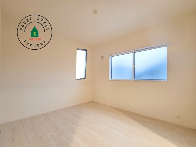 福岡市南区屋形原1丁目第1-2棟（1号棟）の内観：施工例|採光良好な洋室は全居室、複層ガラスの遮熱効果と断熱効果で、一年中快適に過ごせます。