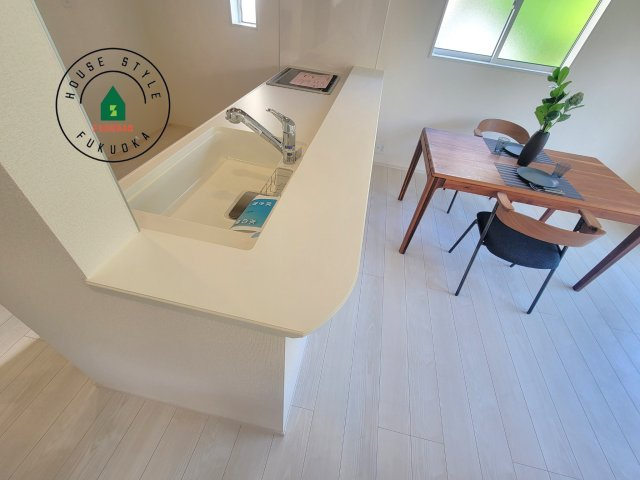 福岡市南区屋形原1丁目第1-2棟（1号棟）の内観：施工例|キッチンから立ち込める香りが今日の料理を期待させます。