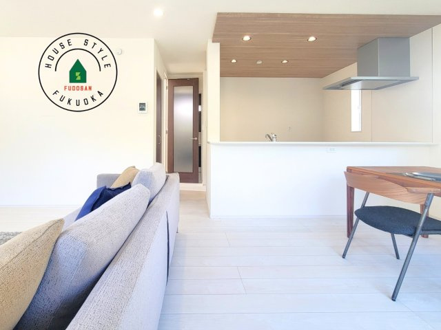 福岡市南区屋形原1丁目第1-2棟（1号棟）の内観：施工例|キッチンからリビングをしっかり確認できます。家族の笑顔があふれる空間になりそうですね。