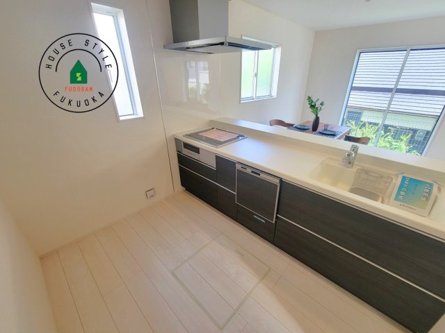 福岡市南区屋形原1丁目第1-2棟（1号棟）の内観：施工例|ご家族を近くに感じられる対面キッチンのLDK。会話もはずみそうですね。