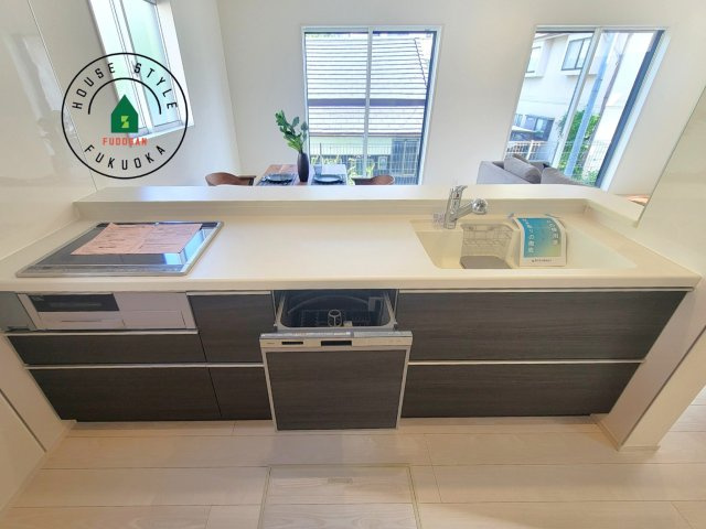 福岡市南区屋形原1丁目第1-2棟（1号棟）の内観：施工例|ダイニングテーブルへの配膳がラクラク、お料理はかどるカウンター付きシステムキッチン！