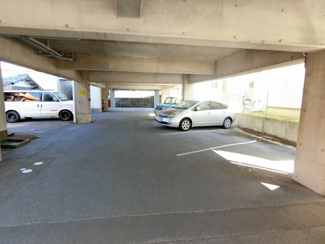 レイクヒルY'sの駐車場|駐車スペースも広いです。