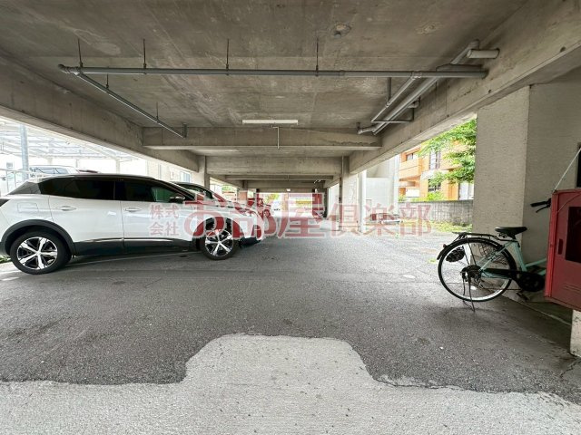 レイクヒルY'sの駐車場|駐車スペースも広いです。