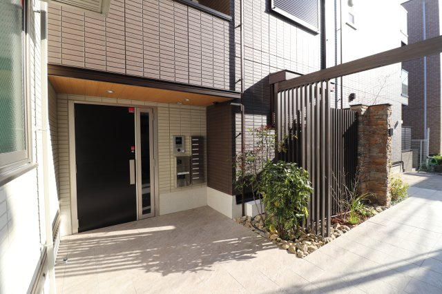 FLAIR総持寺のエントランス