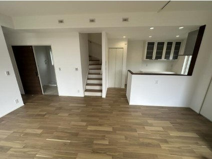 香美市土佐山田町宝町2丁目　新築一戸建ての居間・リビング|木目の床がやさしい雰囲気を演出。落ち着いて過ごせるリビング空間です。