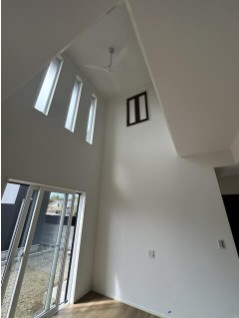 香美市土佐山田町宝町2丁目　新築一戸建ての居間・リビング|大きな吹き抜けが魅力の開放感あふれるリビングです。