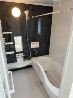 香美市土佐山田町宝町2丁目　新築一戸建ての浴室|ブラックのアクセント壁が上質な雰囲気を演出するバスルームです。