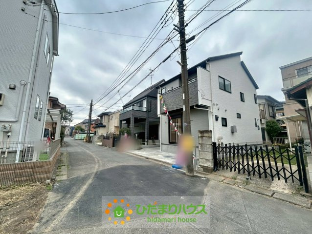 白岡市小久喜4期　新築一戸建ての前面道路含む現地写真