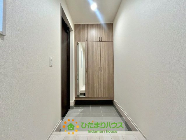 白岡市小久喜4期　新築一戸建ての玄関