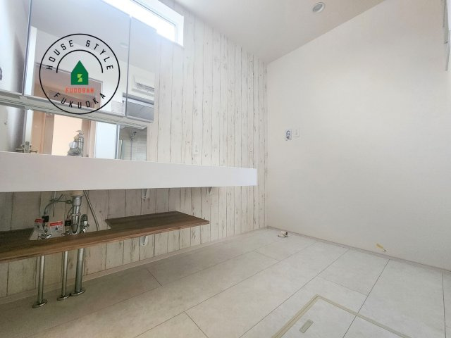 福岡市南区屋形原1丁目第1-2棟（2号棟）の内観：施工例|ゆとりの洗面スペースで朝の身支度もスムーズに。暮らしを快適に変えるシャワー付洗面台です！