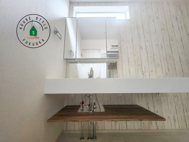 福岡市南区屋形原1丁目第1-2棟（2号棟）の内観：施工例|毎日使うものだから清潔な空間を保ちたい水回り。洗面にはそんな願いを解消させてくれる収納アイデアが満載です。三面鏡の裏側にはキャビネットが現れ小物から背の高い物まで収納できます。