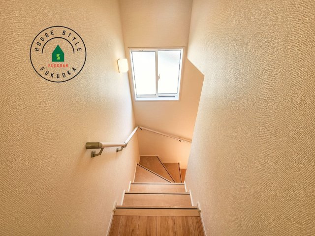 福岡市南区屋形原1丁目第1-2棟（2号棟）の内観：施工例|＜手すり付階段＞手すりがないと階段の昇り降りで危険なことはもちろん、壁に手をつきながら歩くことで壁紙が汚れやすくなります。すべての方に快適に昇り降りしていただくため、手すりを設置しました。