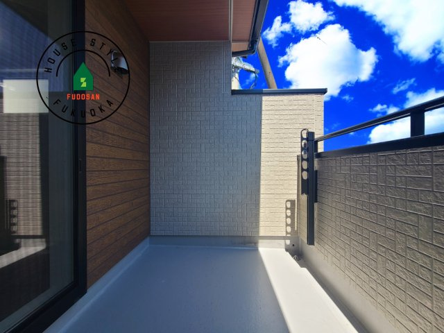 福岡市南区屋形原1丁目第1-2棟（2号棟）の外観：施工例|風をしっかりと感じられるバルコニーでは、毎日が洗濯日和です。広々としているので洗濯も楽しくなるでしょうし、気分転換にバルコニーからの眺めを楽しむのもいいでしょう。