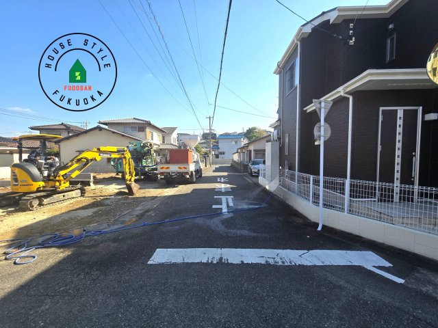 福岡市南区屋形原1丁目第1-2棟（2号棟）の前面道路含む現地写真|前面道路は閑静な住宅地をはしる車通りの少ない道路。お車の出し入れが苦手なママや小さなお子様にも安心ですね。しっかり舗装もされているので、ベビーカーや自転車で通っても快適に通行できます。前面道路です。