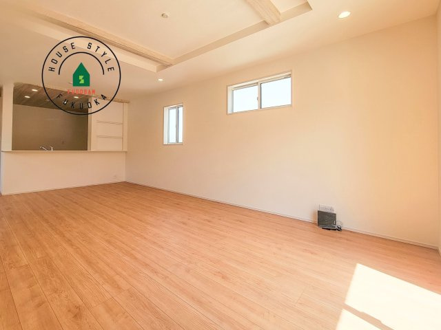 福岡市南区屋形原1丁目第1-2棟（2号棟）の内観：施工例|キッチンからリビングをしっかり確認できます。家族の笑顔があふれる空間になりそうですね。