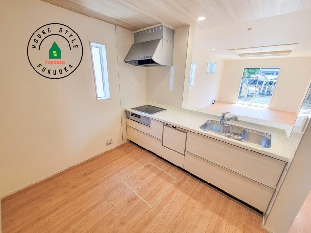 福岡市南区屋形原1丁目第1-2棟（2号棟）の内観：施工例|ご家族を近くに感じられる対面キッチンのLDK。会話もはずみそうですね。