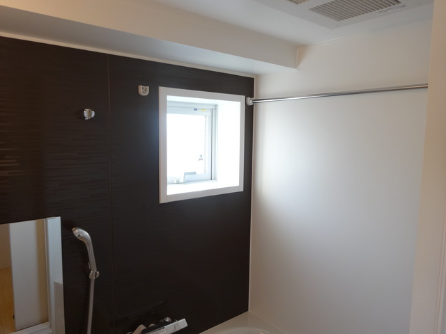 レジス飛鳥山公園の浴室|お風呂場に窓があると換気ができて◎