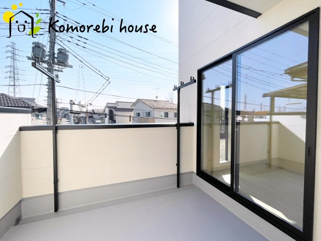 鴻巣市鴻巣第2　新築一戸建て　リーブルガーデン　03のバルコニー|開放的で明るい空間を演出してくれるバルコニーです