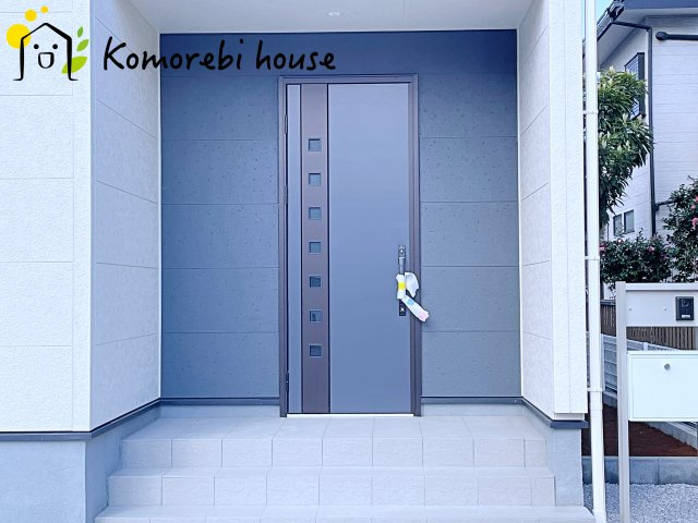 鴻巣市鴻巣第2　新築一戸建て　リーブルガーデン　03の玄関|明るい玄関です