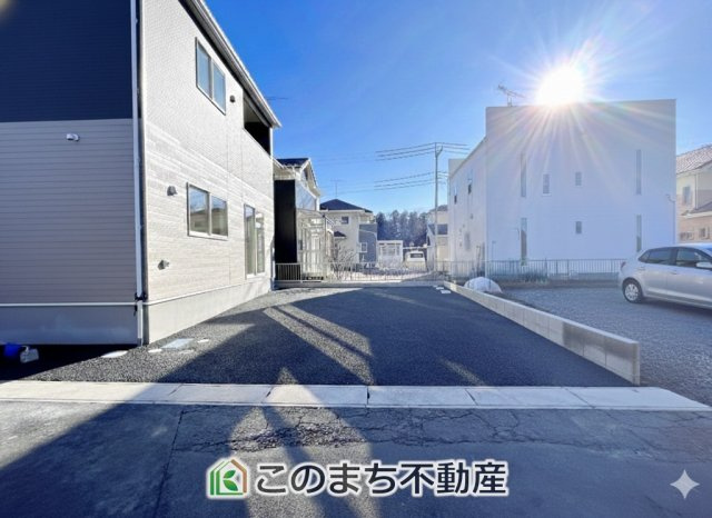 CRADLEGARDEN小山市間々田第11　1号棟の駐車場|お車を並列で2台駐車可能です(車種によります)。