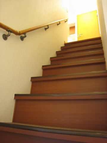 【玄関】 | パピーズスプリング | 2階のお部屋：玄関からの階段