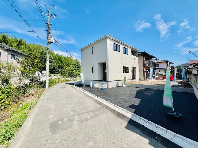 前橋市茂木町の前面道路含む現地写真|間口も前面道路も広いので、駐車が苦手な方にもおススメ◎