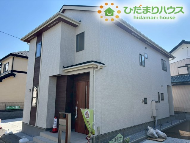 鴻巣市天神5丁目　新築一戸建て　ブルーミングガーデン　02の外観|落ち着いた色合いの外壁が、周囲の街並みに美しく調和します！
毎日おうちに帰るのが楽しみになるような、堂々とした佇まいが魅力です！