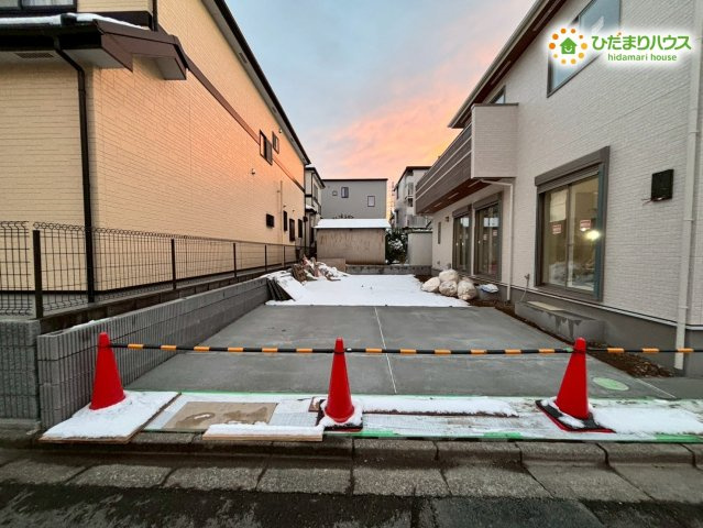 鴻巣市天神5丁目　新築一戸建て　ブルーミングガーデン　02の前面道路含む現地写真