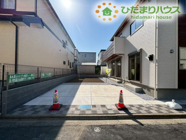鴻巣市天神5丁目　新築一戸建て　ブルーミングガーデン　02の駐車場|2台の駐車が可能な広々としたカースペースです！
来客時や、将来お車が増えた際も安心の広さがあります！