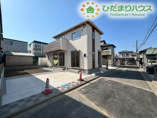 鴻巣市天神5丁目　新築一戸建て　ブルーミングガーデン　02の前面道路含む現地写真|舗装された平坦な前面道路は、歩行者やお車も通りやすく安心です！
落ち着いた住宅街で、小さなお子様がいるご家族も静かに暮らせますね♪