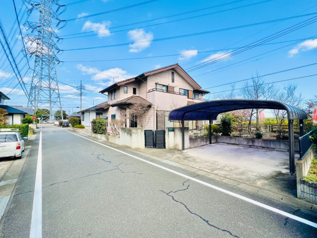 太田市新田瑞木町の前面道路含む現地写真|並列2台分駐車可能なカーポート付き◎