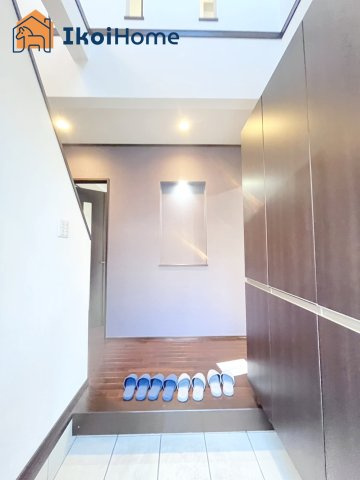 神戸市西区白水2丁目　中古戸建の収納|【ホームページに現地動画掲載中】●年中無休：当日予約可●上部吹抜けの開放的な玄関です。靴箱収納も完備