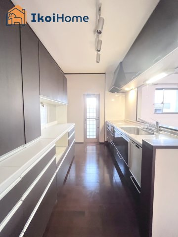 神戸市西区白水2丁目　中古戸建のキッチン|【ホームページに現地動画掲載中】●年中無休：当日予約可●同色のカップボードの設置なども承っております