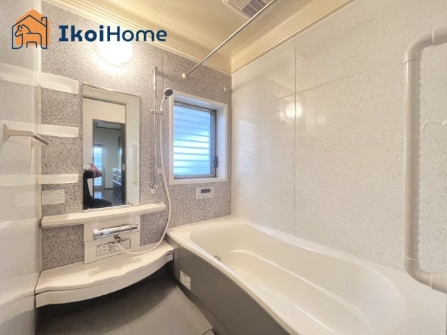 神戸市西区白水2丁目　中古戸建の浴室|【ホームページに現地動画掲載中】●年中無休：当日予約可●足を伸ばしてご入浴いただける広々とした浴槽♪