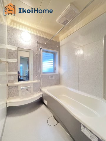 神戸市西区白水2丁目　中古戸建の浴室|【ホームページに現地動画掲載中】●年中無休：当日予約可●小窓付きの換気良好の浴室。清潔な空間です。