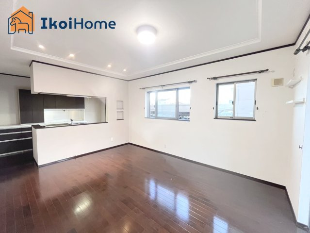 神戸市西区白水2丁目　中古戸建の居間・リビング|【ホームページに現地動画掲載中】●年中無休：当日予約可●カウンターキッチンからは室内が見渡せます。