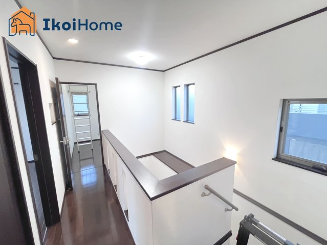 神戸市西区白水2丁目　中古戸建の洗面所|【ホームページに現地動画掲載中】●年中無休：当日予約可●開放感のある吹抜の階段です。窓もございます♪