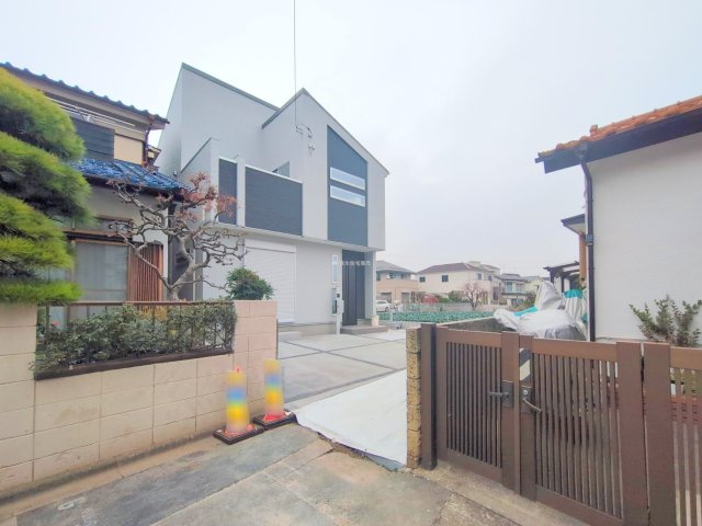 富士見市関沢３丁目の新築一戸建の外観|安心の地盤保証20年、シロアリ保証5年！
セカンドカーにも便利な並列駐車スペース2台分！
