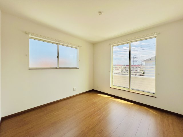 高崎市浜尻町の洋室|2面採光で日当たり風通し良好♪