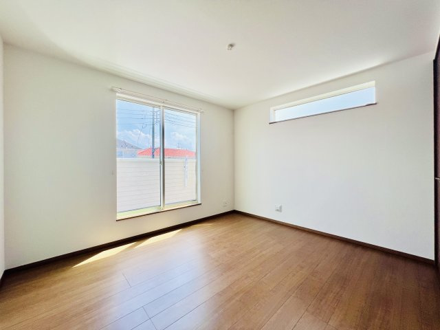 高崎市浜尻町の洋室|バルコニーへも行き来できる洋室♪