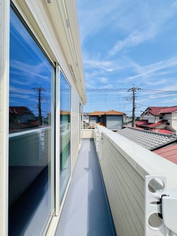 高崎市浜尻町のバルコニー|2部屋から行き来できる日当たりも良好なバルコニー♪