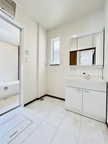 高崎市浜尻町の独立洗面台|洗濯機や収納棚を設置してもゆとりのある洗面脱衣所◎