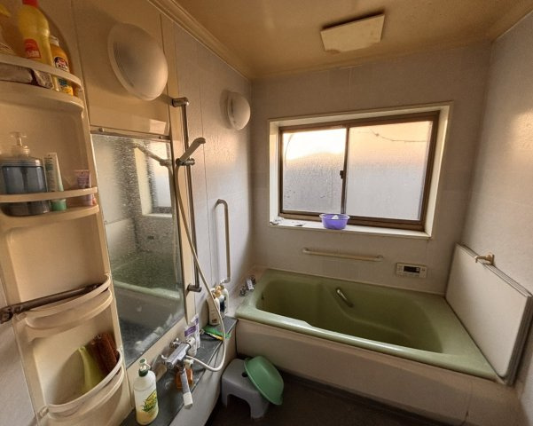 【10部屋以上×大型駐車場付き】長野県上田市上塩尻　社宅向き中古戸建ての浴室|お風呂で日々の疲れを落としましょう