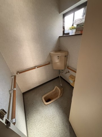 【10部屋以上×大型駐車場付き】長野県上田市上塩尻　社宅向き中古戸建てのトイレ|ゆったりとした空間のトイレです