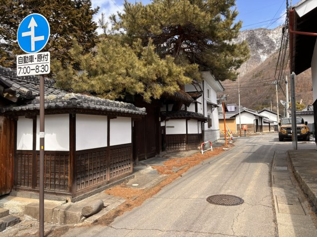 【10部屋以上×大型駐車場付き】長野県上田市上塩尻　社宅向き中古戸建ての前面道路含む現地写真|前面道路含む現地写真です