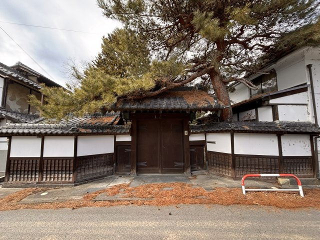 【10部屋以上×大型駐車場付き】長野県上田市上塩尻　社宅向き中古戸建ての外観|外観もきれいです