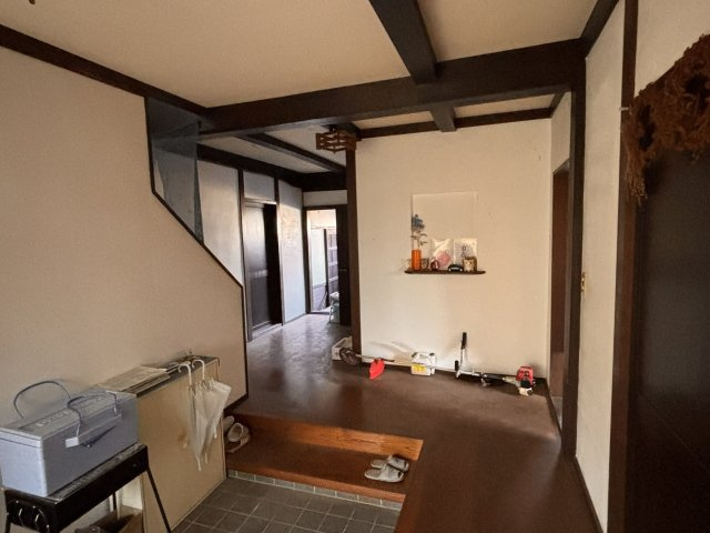 【10部屋以上×大型駐車場付き】長野県上田市上塩尻　社宅向き中古戸建ての玄関|落ち着いた玄関です