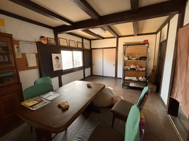 【10部屋以上×大型駐車場付き】長野県上田市上塩尻　社宅向き中古戸建ての居間・リビング